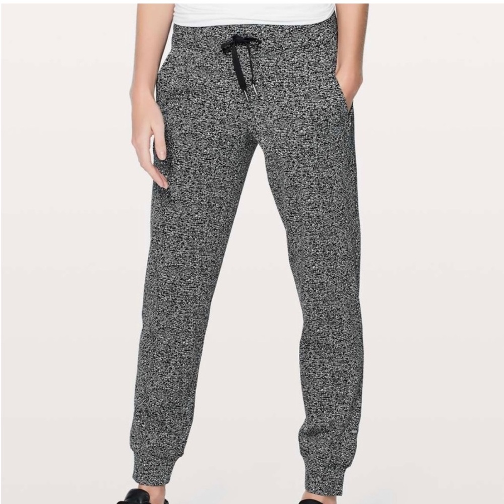 Lululemon high waist joggers pockets black and white size 6 in EUC